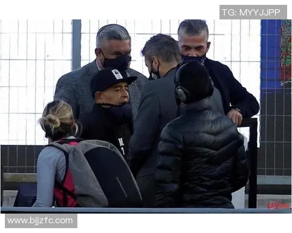 马拉多纳与球迷携手共进信仰梦想的深厚情谊与奋斗精神