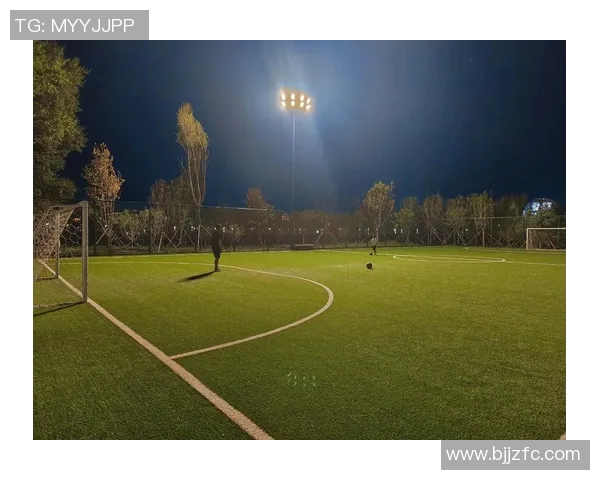 足球明星在时代广场留下精彩瞬间与粉丝共享快乐时光